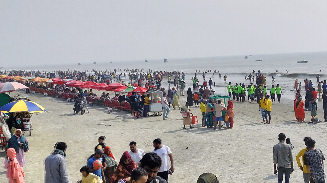 কুয়াকাটা সমুদ্রসৈকতে পর্যটকদের ভিড়। ছবি : কালবেলা