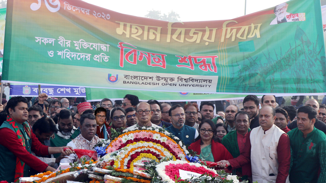 বাংলাদেশ উন্মুক্ত বিশ্ববিদ্যালয়ের পক্ষ থেকে শ্রদ্ধা নিবেদন। ছবি : কালবেলা