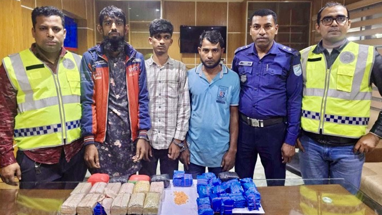 আটক হওয়া তিনজন। ছবি : কালবেলা