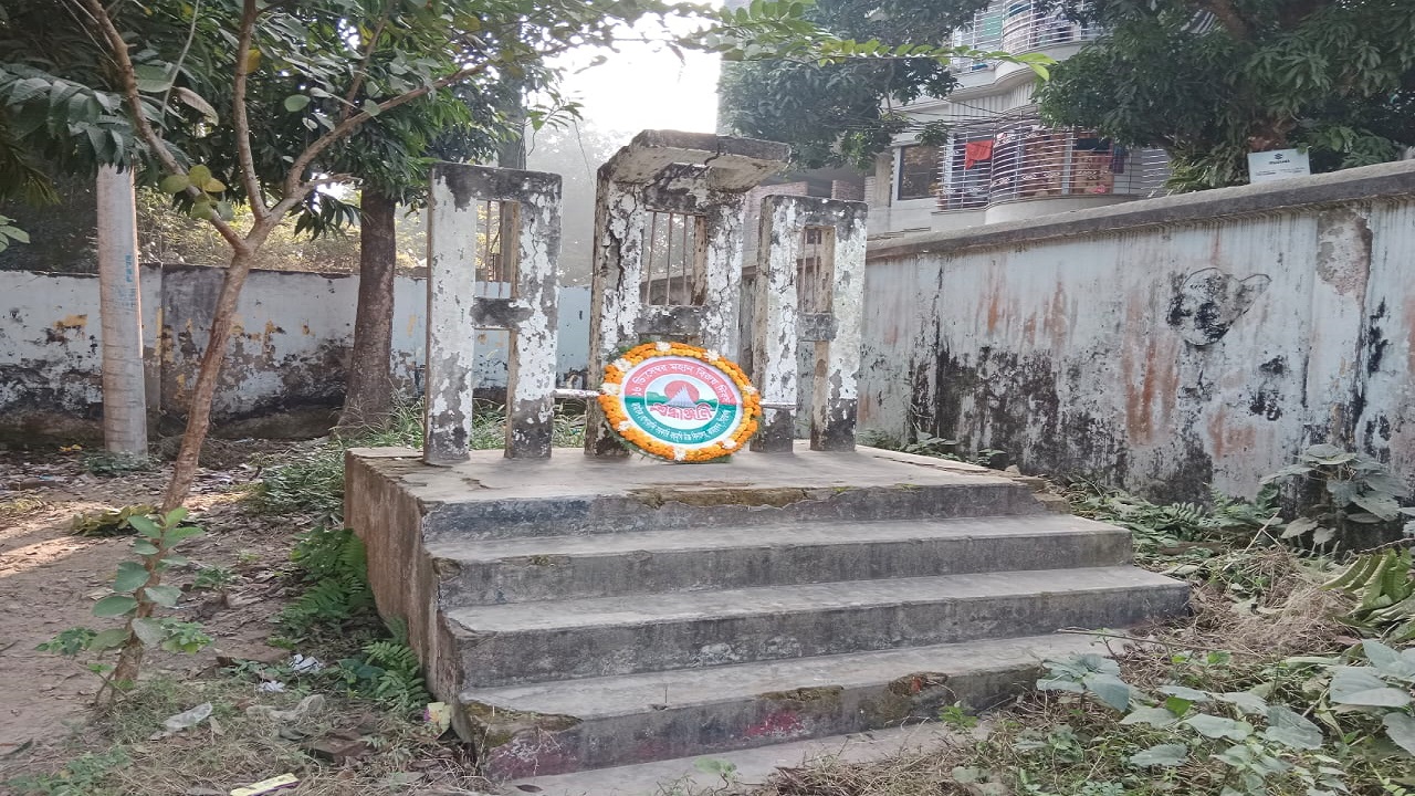 সিরাজগঞ্জের কামারখন্দ উপজেলার জামতৈল ধোপাকান্দি সরকারি বহুমুখী উচ্চ বিদ্যালয়ে পরিত্যক্ত জরাজীর্ণ শহীদ মিনার। ছবি : কালবেলা