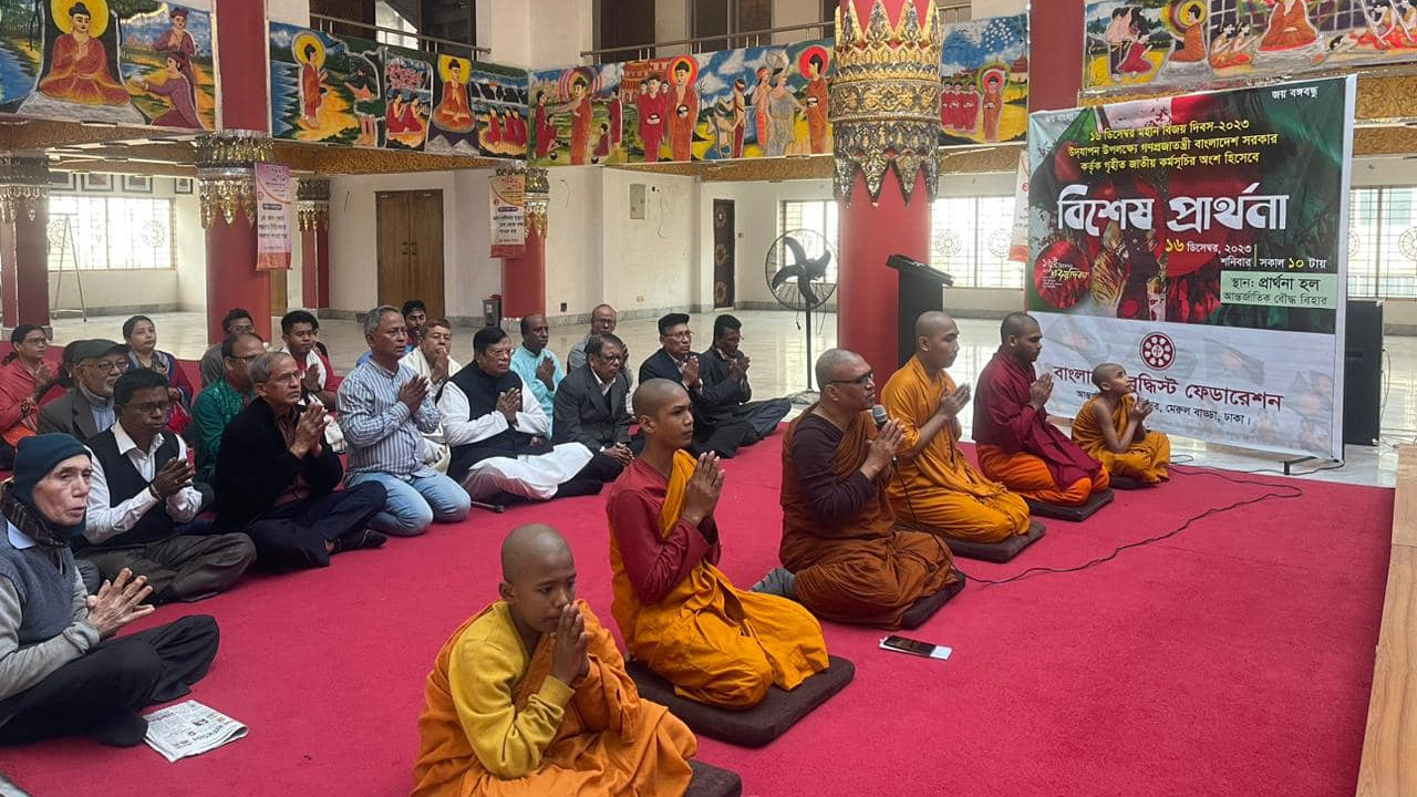 রাজধানীর মেরুল বাড্ডাস্থ আন্তর্জাতিক বৌদ্ধবিহারে বিজয় দিবস উপলক্ষে বিশেষ প্রার্থনা অনুষ্ঠিত হয়। ছবি : কালবেলা