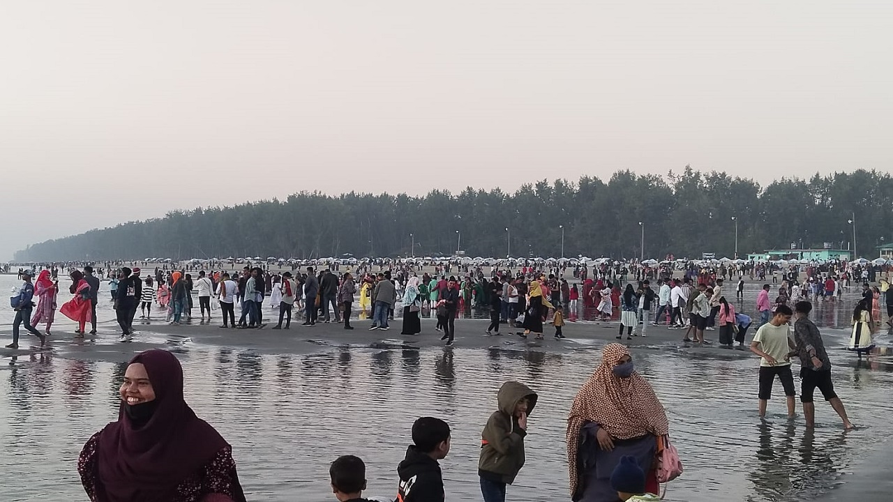 কক্সবাজারে ঘুরতে আসা পর্যটক। ছবি : কালবেলা