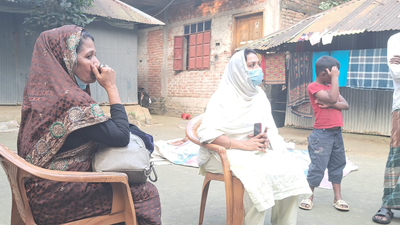 স্ত্রীর মর্যাদার দাবিতে অনশনে নারী। ছবি : কালবেলা