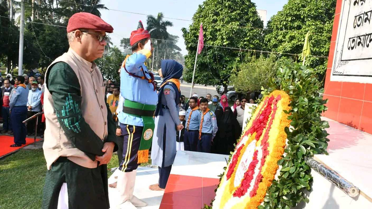 বাংলাদেশ কৃষি বিশ্ববিদ্যালয়ে শহীদদের প্রতি শ্রদ্ধা নিবেদন। ছবি : কালবেলা