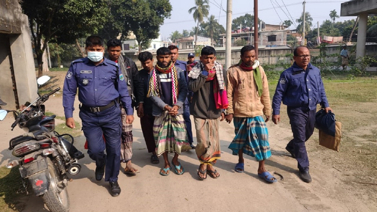 গ্রেপ্তার ডাকাত চক্রের পাঁচজন সক্রিয় সদস্য। ছবি : কালবেলা