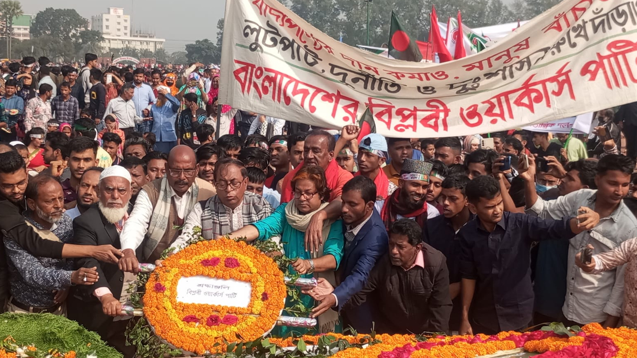 জাতীয় স্মৃতিসৌধে বিপ্লবী ওয়ার্কার্স পার্টির ফুলেল শ্রদ্ধা নিবেদন। ছবি : কালবেলা