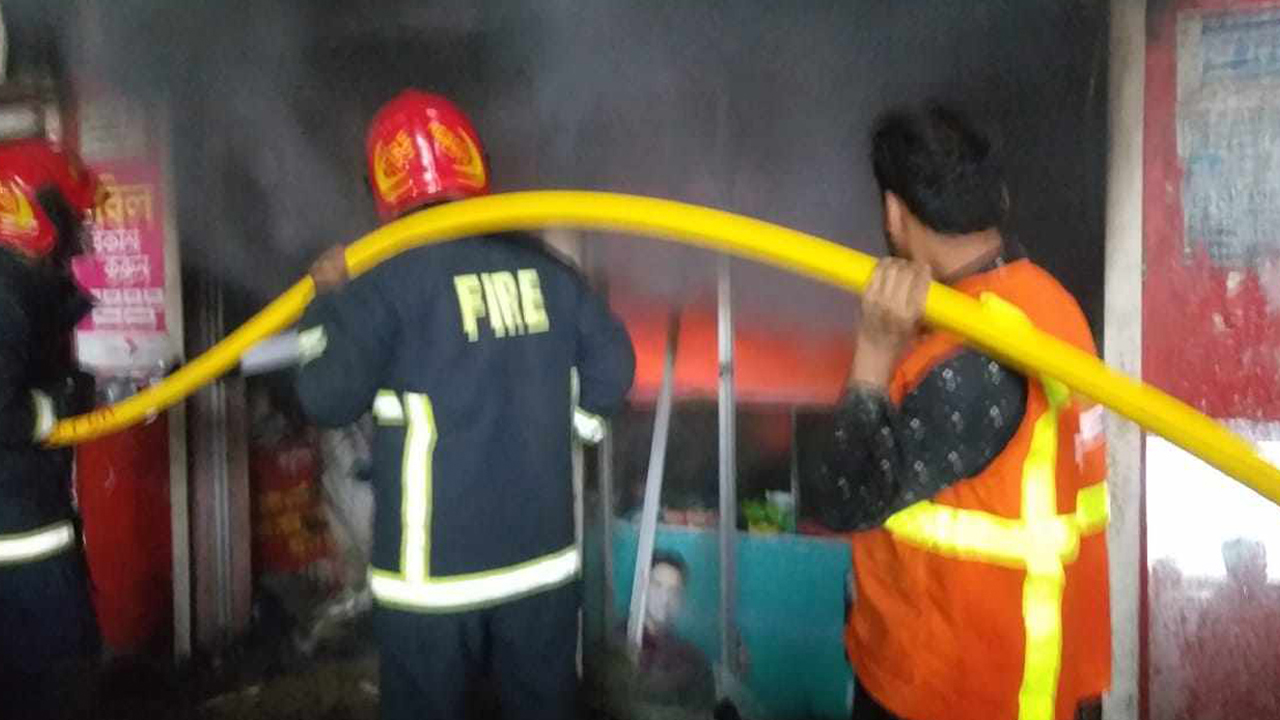 মোহাম্মদপুরের ঢাকা উদ্যান এলাকায় একটি দোকানে লাগা আগুন নিয়ন্ত্রণে কাজ করছে ফায়ার সার্ভিসের কর্মীরা। ছবি : সংগৃহীত
