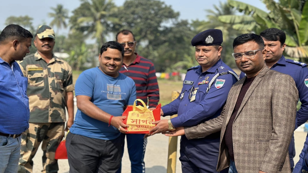 ভোমরা ইমিগ্রেশন চেকপোস্টের কাছে পুলিশ ও বিএসএফ কর্মকর্তাদের মাঝে বিজয় দিবসের শুভেচ্ছা বিনিময়। ছবি : কালবেলা