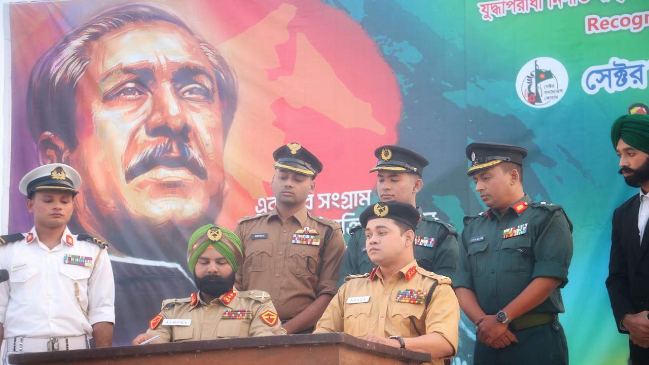 সোহরাওয়ার্দী উদ্যানে পাকিস্তানি বাহিনীর আত্মসমর্পণ অনুষ্ঠান মঞ্চস্থ।