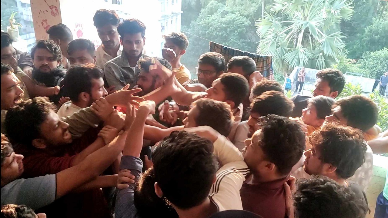 কুমিল্লা বিশ্ববিদ্যালয়ে বিজয় দিবসের খাবার বণ্টন নিয়ে ছাত্রলীগের দুই গ্রুপ মারামারিতে জাড়িয়েছে। ছবি : কালবেলা