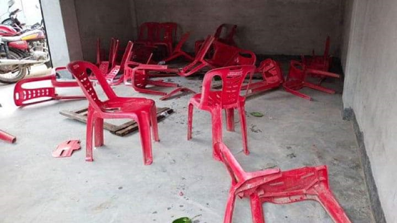 ঝিনাইদহ-২ আসনে যুবলীগ অফিসের চেয়ার ভাঙচুর। ছবি : কালবেলা