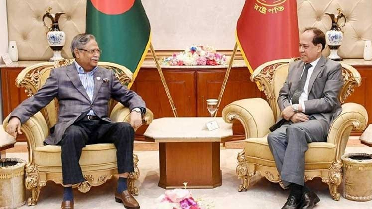 রাষ্ট্রপতি মো. সাহাবুদ্দিন ও প্রধান নির্বাচন কমিশনার (সিইসি) কাজী হাবিবুল আউয়াল। পুরোনো ছবি