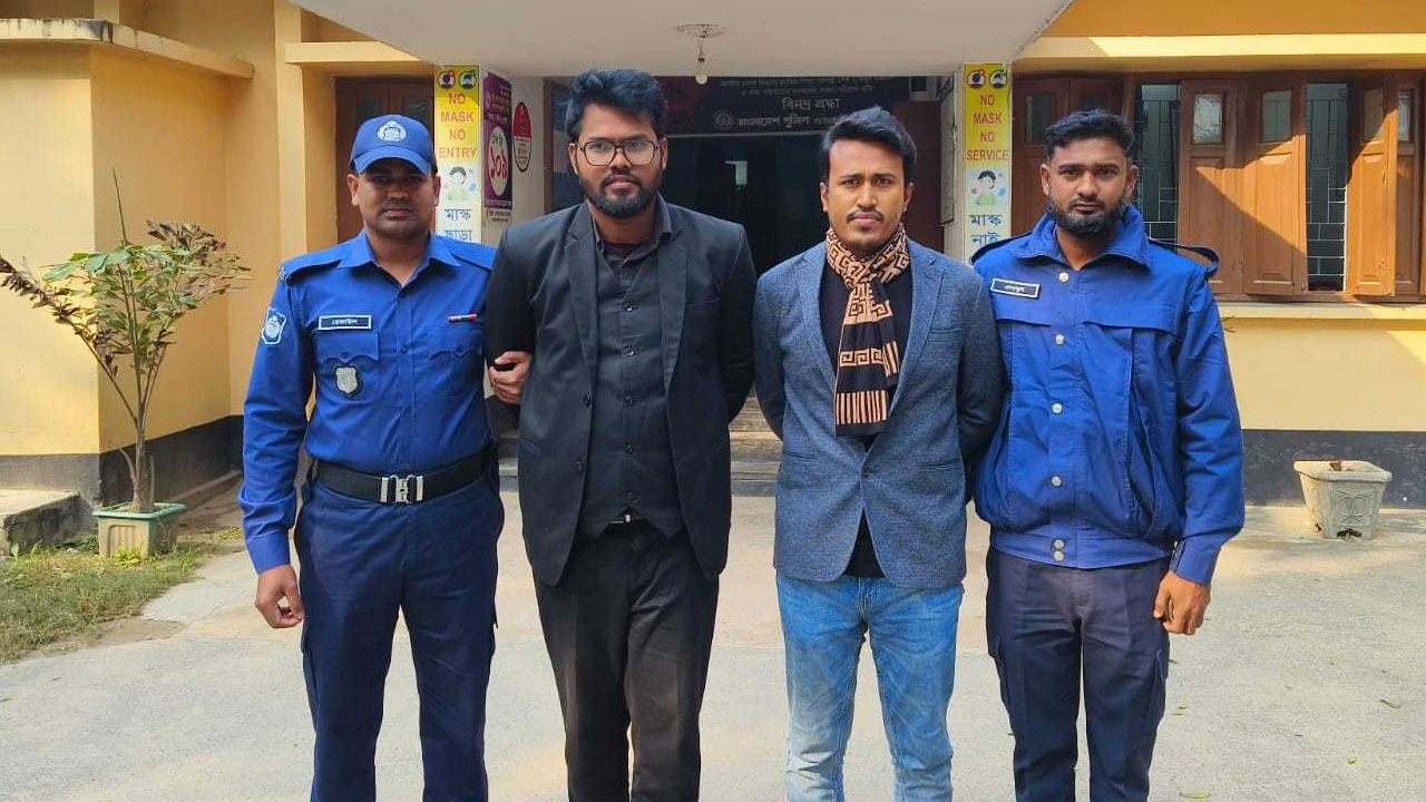 গ্রেপ্তার হওয়া দুজনকে সাংবাদিকদের সামনে হাজির করে পুলিশ। ছবি : কালবেলা