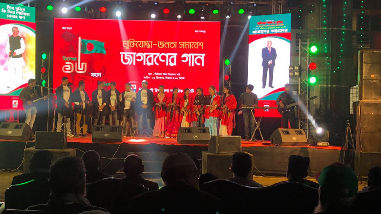 মিরসরাইয়ে বীর মুক্তিযোদ্ধা-জনতা সমাবেশ মঞ্চে সাংস্কৃতিক অনুষ্ঠান। ছবি : কালবেলা