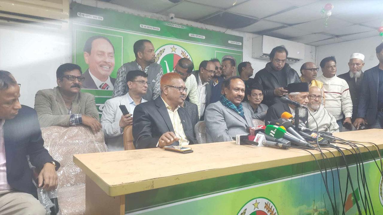 বনানীর জাতীয় পার্টির চেয়ারম্যানের কার্যালয়ে আয়োজিত সংবাদ সম্মেলনে নির্বাচন প্রসঙ্গে কথা বলেছেন পার্টির মহাসচিব মো. মুজিবুল হক চুন্নু। ছবি : সংগৃহীত