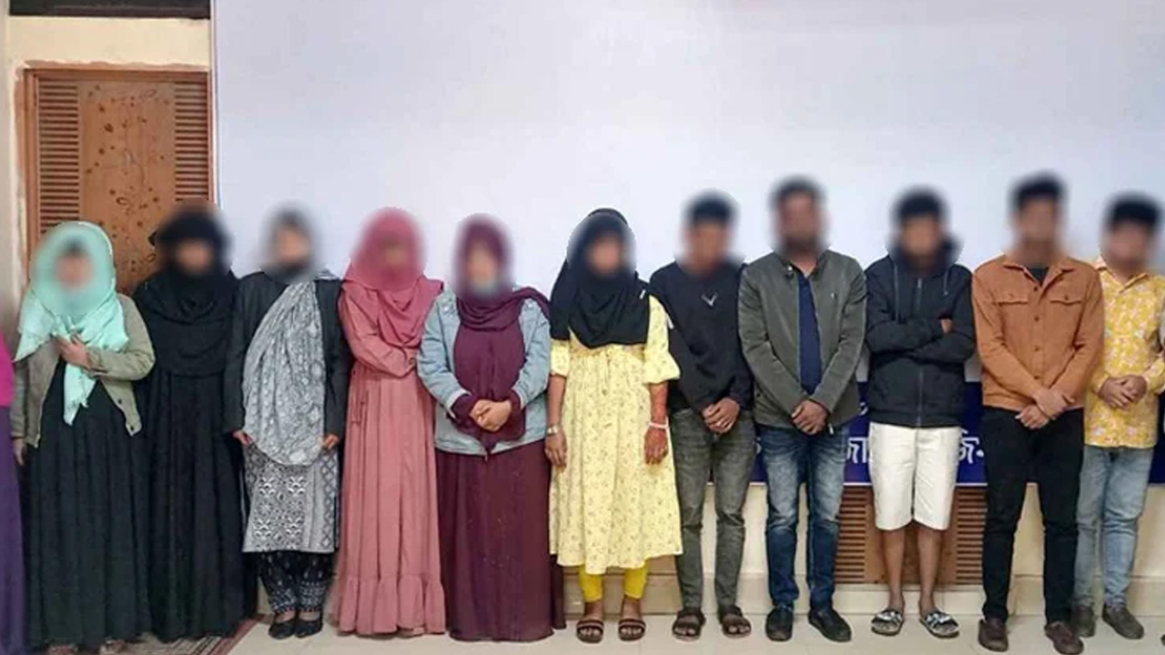 আটক হওয়া তরুণ-তরুণী। ছবি : কালবেলা