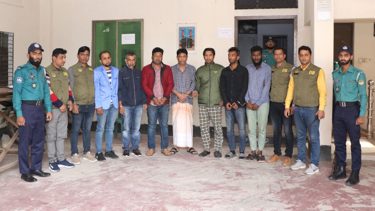 ট্রেন দুর্ঘটনার সঙ্গে জড়িত গ্রেপ্তার হওয়া ব্যক্তিরা। ছবি : কালবেলা