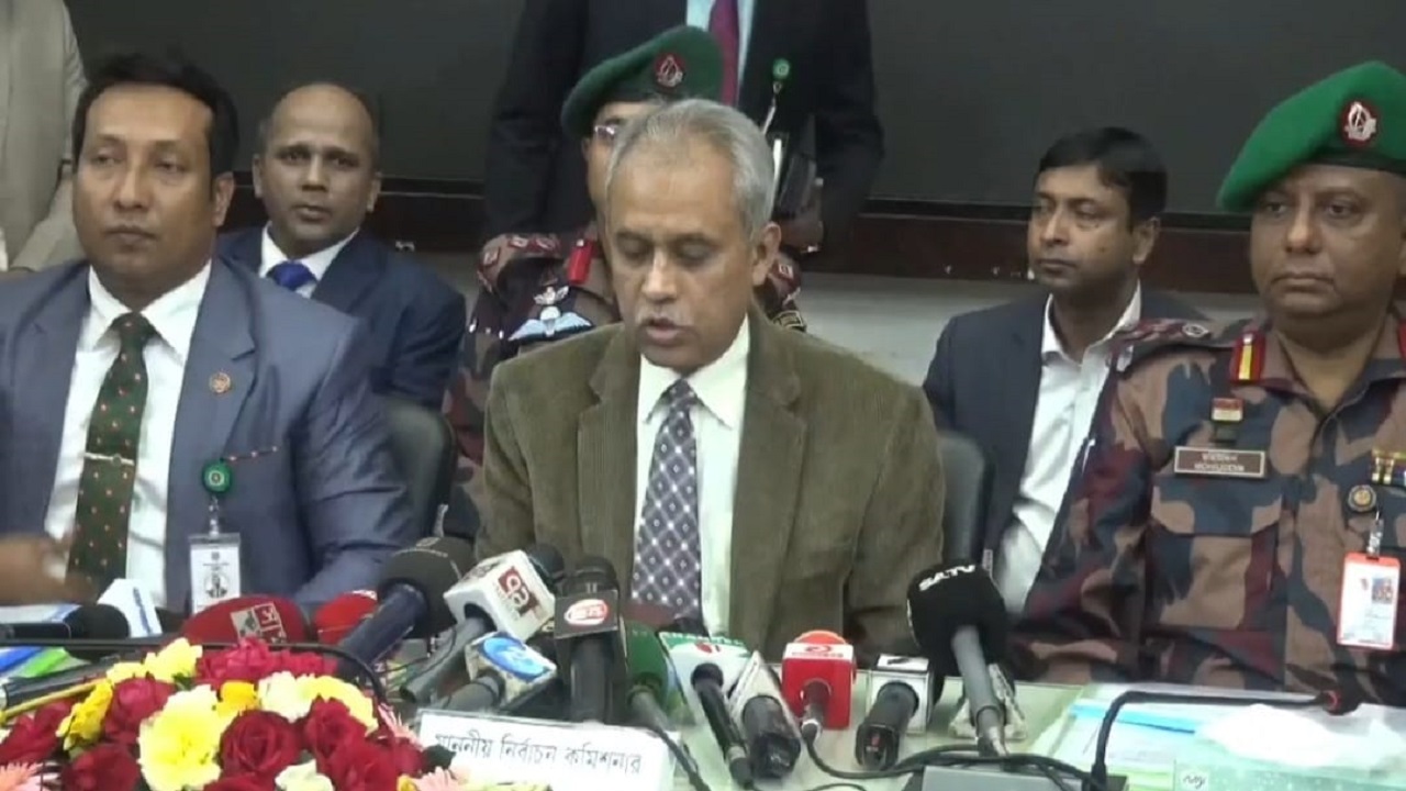 গাজীপুরে মতবিনিময় সভায় বক্তব্য দিচ্ছেন নির্বাচন কমিশনার মো. আলমগীর। ছবি : কালবেলা