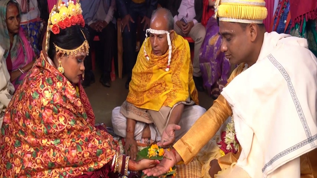 ১৫ ডিসেম্বর রাত ১১টার দিকে বিয়ে করলেন শিক্ষক রনি প্রতাপ পাল। ছবি : কালবেলা