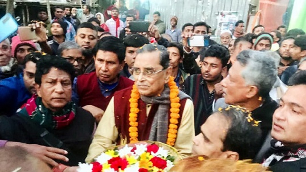 সাংবাদিকদের সাথে মতবিনিময়ের আগে নেতাকর্মীদের ফুলেল সংবর্ধনায় সিক্ত মেনন। ছবি : কালবেলা