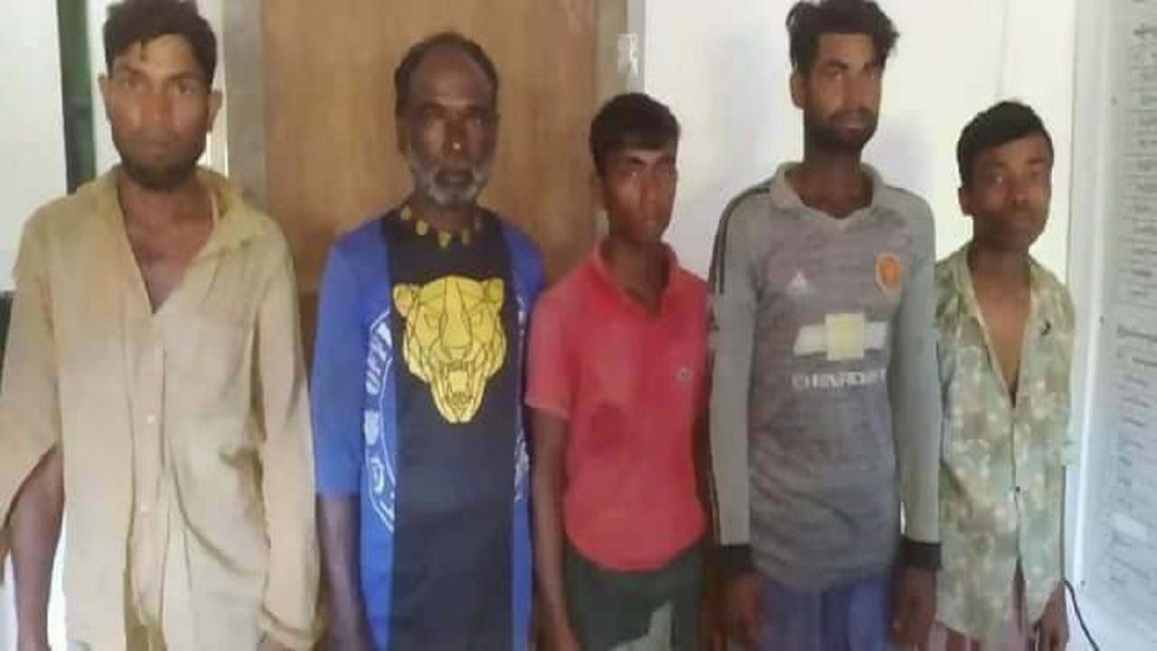 মিয়ানমারে উদ্ধার হওয়া পাঁচ জেলে। টেকনাফ উপজেলার উপকূলীয় বাহারছড়া থেকে নৌকাসহ নিখোঁজ হন তারা। ছবি : কালবেলা