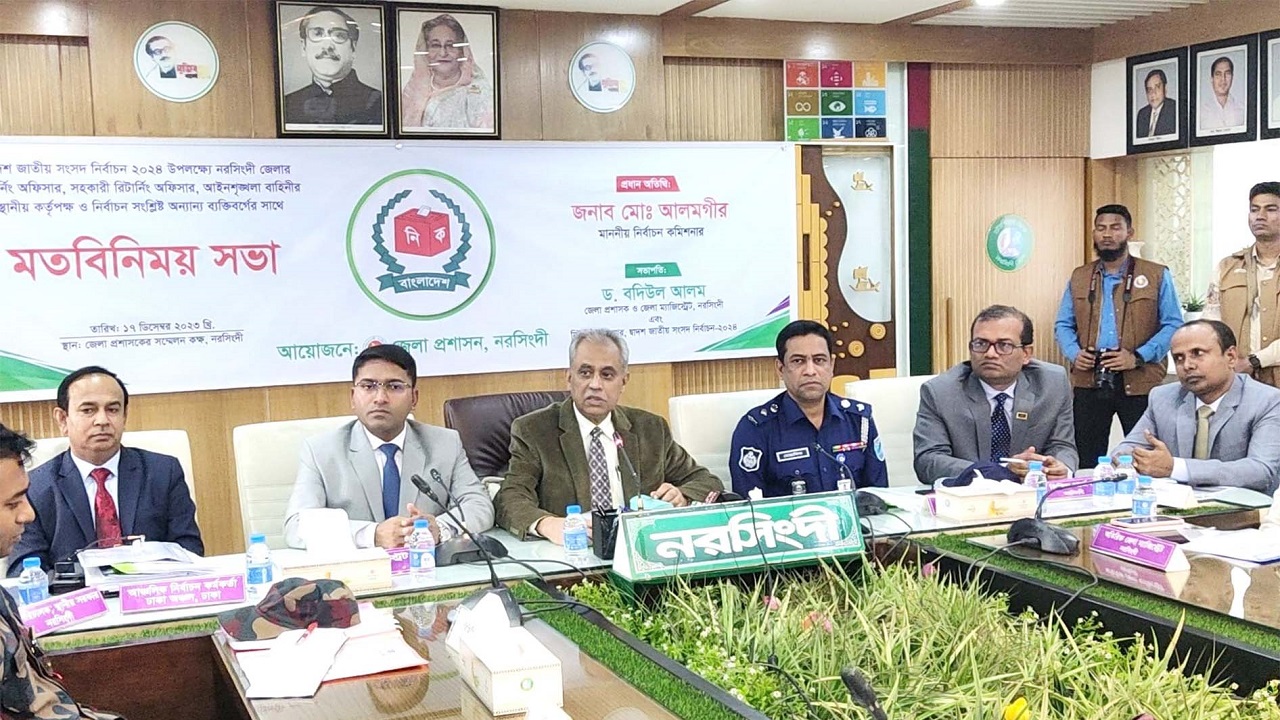 মতবিনিময় বক্তব্য রাখচ্ছেন নির্বাচন কমিশনার মো. আলমগীর হোসেন। ছবি : কালবেলা