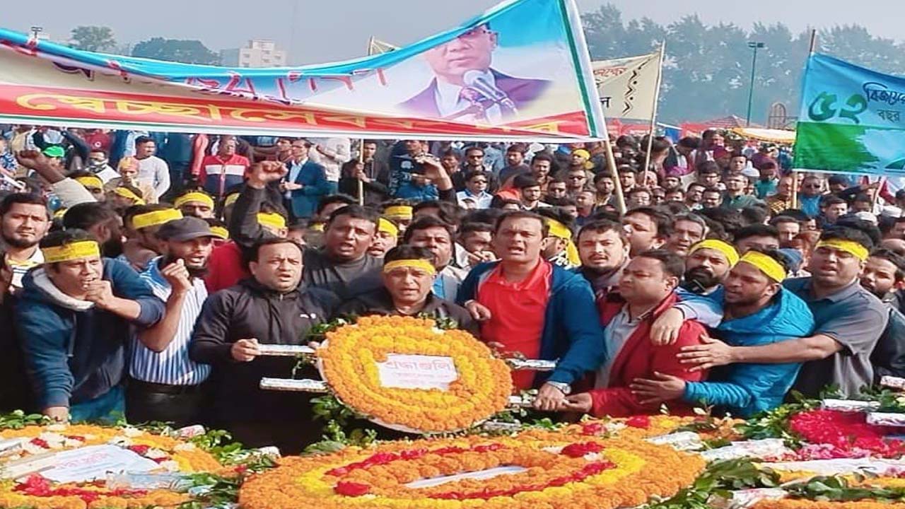 ১৬ ডিসেম্বর সাভার স্মৃতিসৌধে ফুলেল শ্রদ্ধা জানায় স্বেচ্ছাসেবক দল। ছবি : কালবেলা