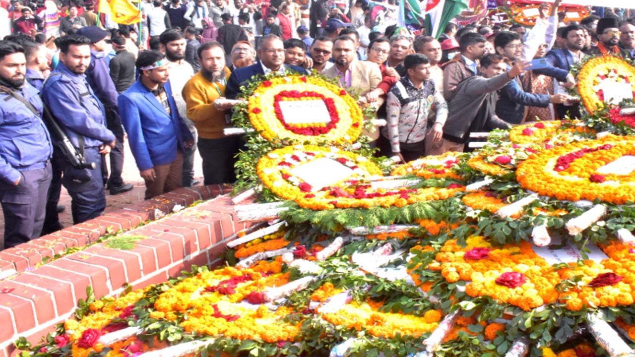 জাতীয় আরকাইভস ও গ্রন্থাগার অধিদপ্তর বিজয় দিবসে সাভার জাতীয় স্মৃতিসৌধে পুষ্পস্তবক অর্পণ করে। ছবি : কালবেলা