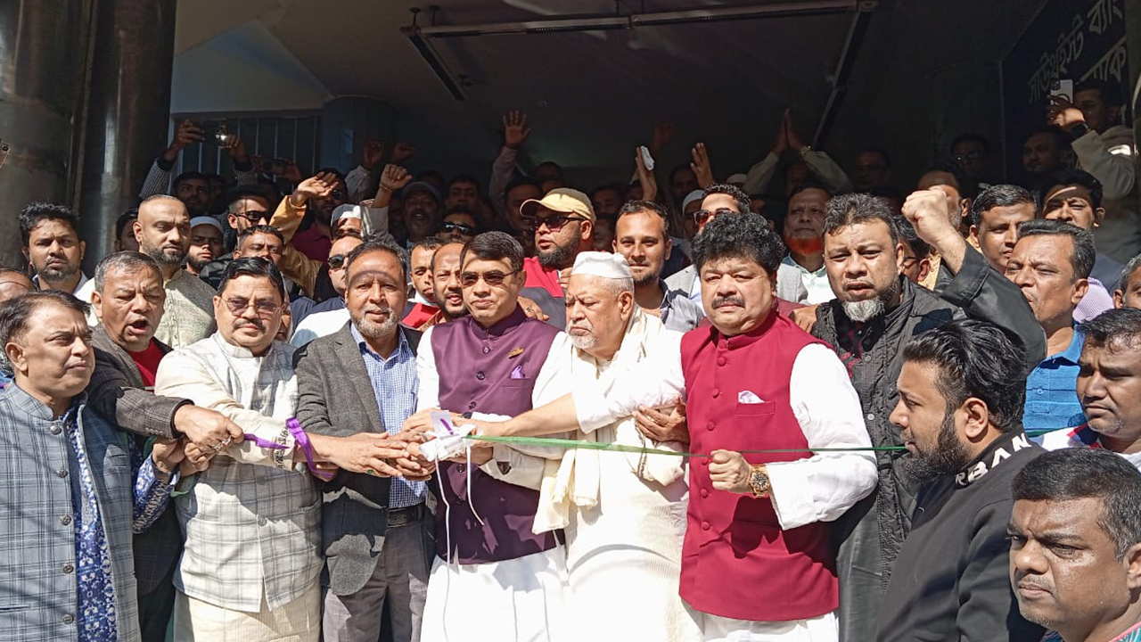 মৌলভীবাজার শহরের সেন্ট্রাল রোডে মোহাম্মদ জিল্লুর রহমানের প্রধান নির্বাচনী কার্যালয়ের উদ্বোধন। ছবি : কালবেলা