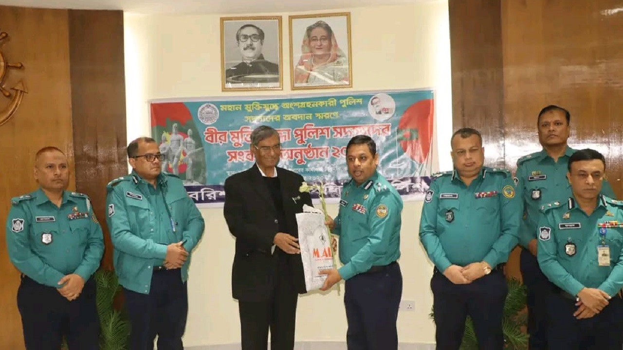 মুক্তিযোদ্ধা পুলিশ সদস্যদের সংবর্ধনা প্রদান। ছবি : কালবেলা