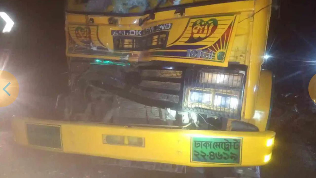 ক্ষতিগ্রস্ত ট্রাক। ছবি : কালবেলা