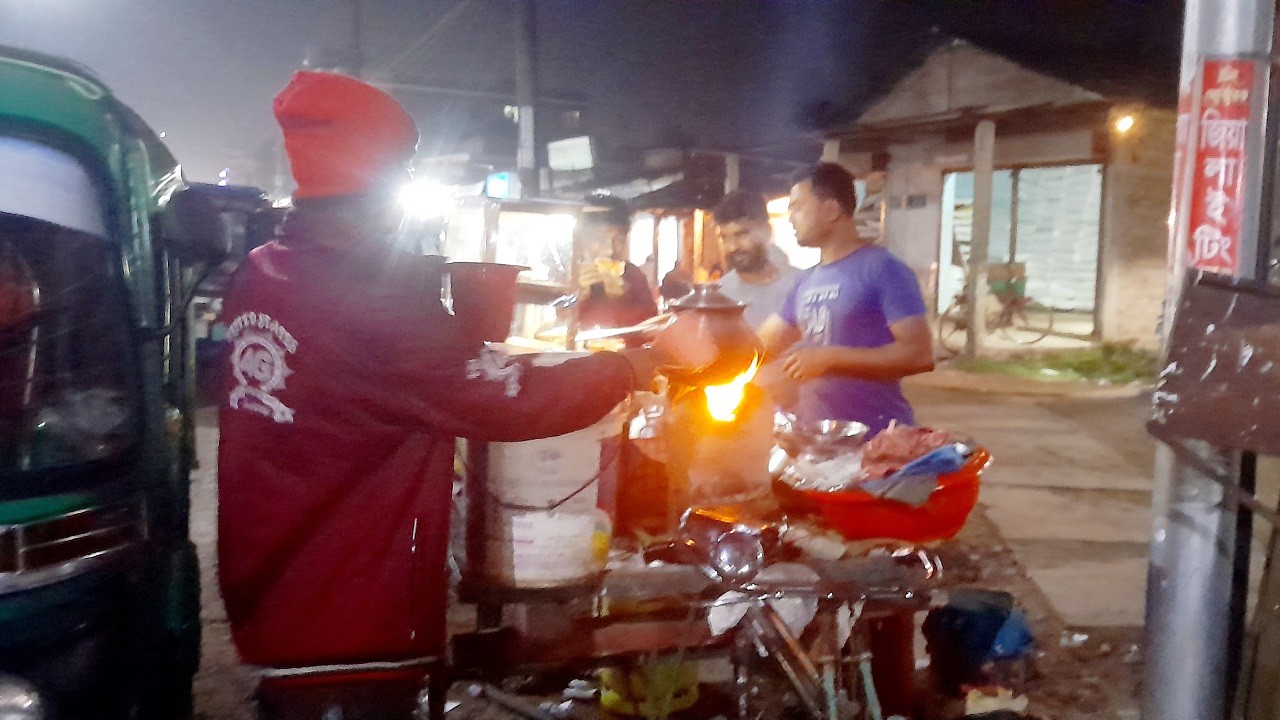 মৌলভীবাজার পৌর শহরের বিভিন্ন অলিগলিতে এখন ভাপা ও চিতই পিঠা বিক্রির ধুম। ছবি : কালবেলা