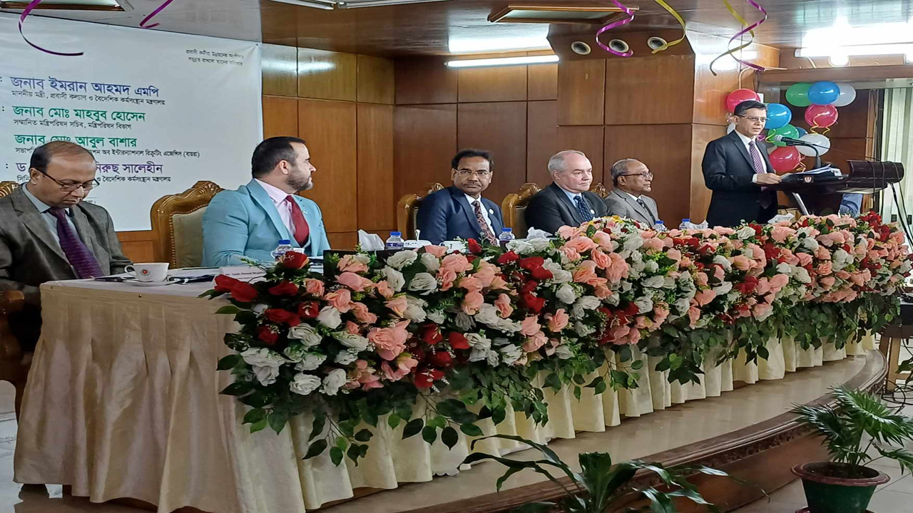 আন্তর্জাতিক অভিবাসী দিবস উপলক্ষে প্রবাসীকল্যাণ ও বৈদেশিক কর্মসংস্থান মন্ত্রণালযয়ে আয়োজনে আলোচনাসভার আয়োজ করা হয়। ছবি : কালবেলা