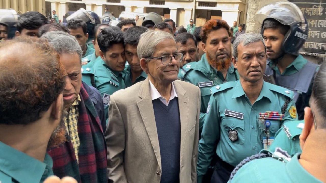 আদালত চত্বরে মির্জা ফখরুল ও আমির খসরু। ছবি : কালবেলা