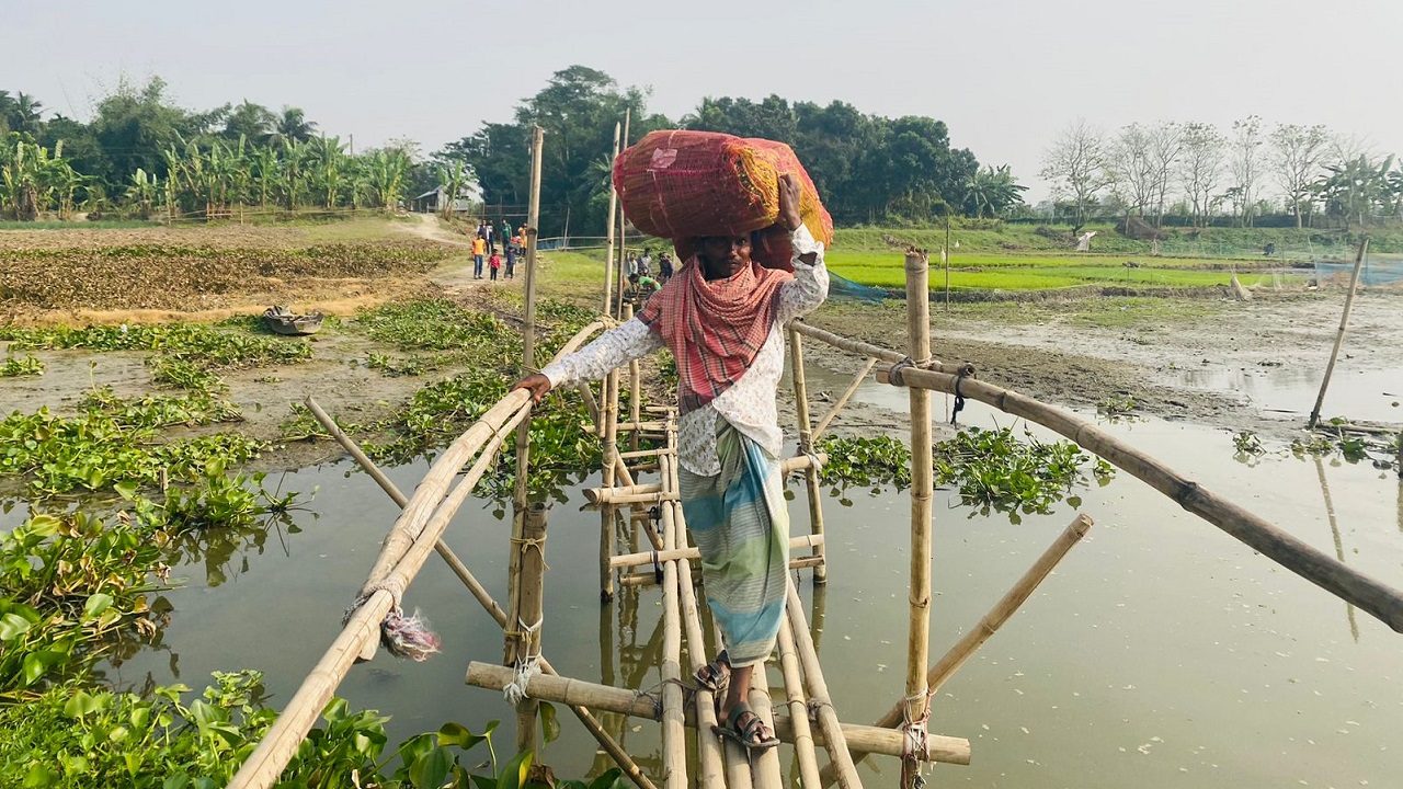 ঝুঁকিপূর্ণ সাঁকো দিয়ে চলাচলের সময় মাঝেমধ্যেই ঘটে বড় ধরনের দুর্ঘটনা। ছবি : কালবেলা
