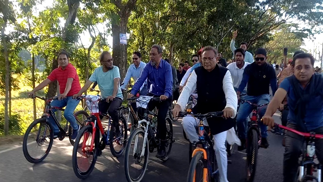 সাইকেল চালিয়ে নির্বাচনী প্রচারণা শুরু করলেন তথ্যমন্ত্রী। ছবি : কালবেলা
