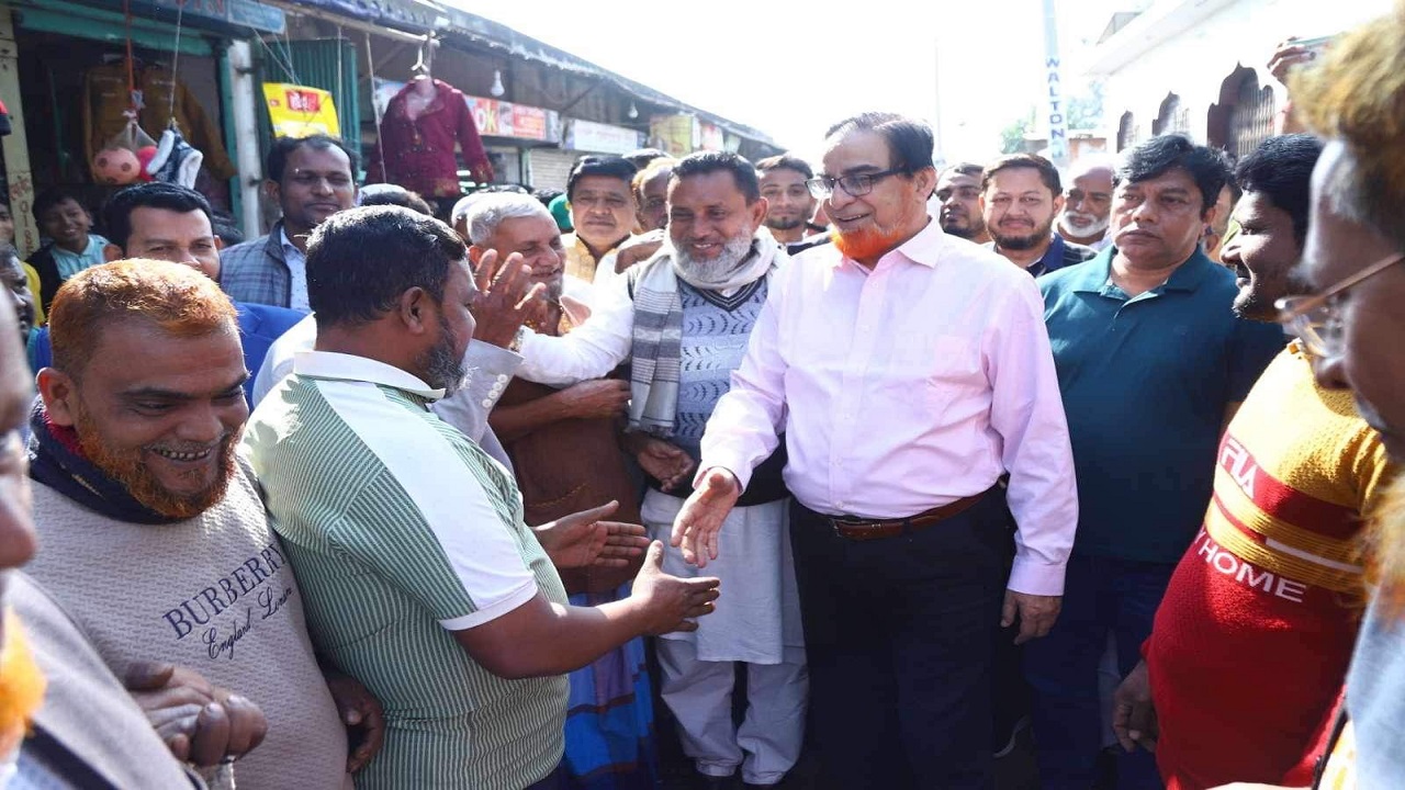 কুমিল্লায় নৌকার নির্বাচনী প্রচারণায় নৌকা প্রার্থী বীর মুক্তিযোদ্ধা আ ক ম বাহাউদ্দীন বাহার। ছবি : কালবেলা