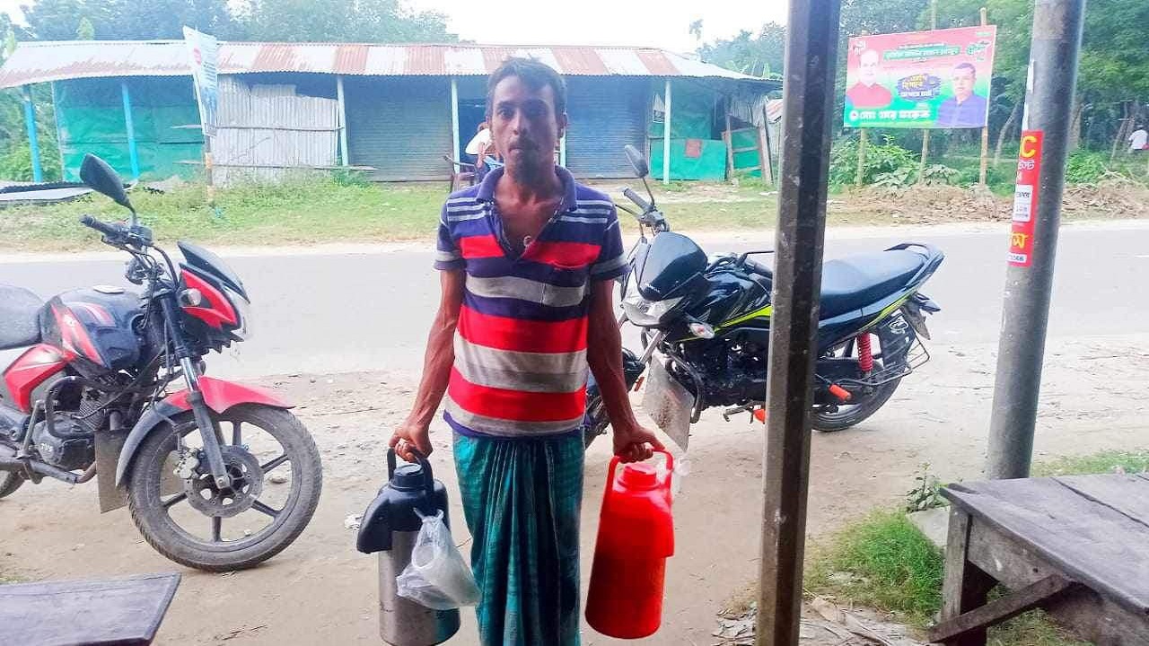 ভাঙা পা নিয়ে চা বিক্রি করে সংসার চালান নয়ন মিয়া। ছবি : কালবেলা
