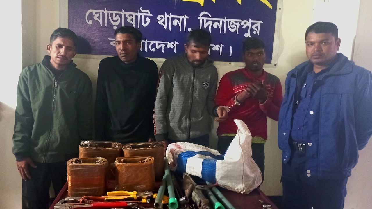 বৈদ্যুতিক ট্রান্সফরমার যন্ত্রাংশসহ গ্রেপ্তার চার। ছবি : কালবেলা