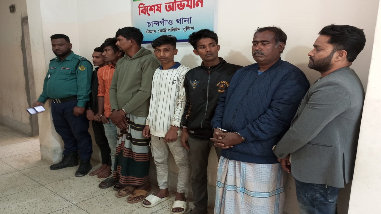 টিসিবির বিপুল পরিমাণ পণ্য জব্দসহ গ্রেপ্তার সাত। ছবি : কালবেলা
