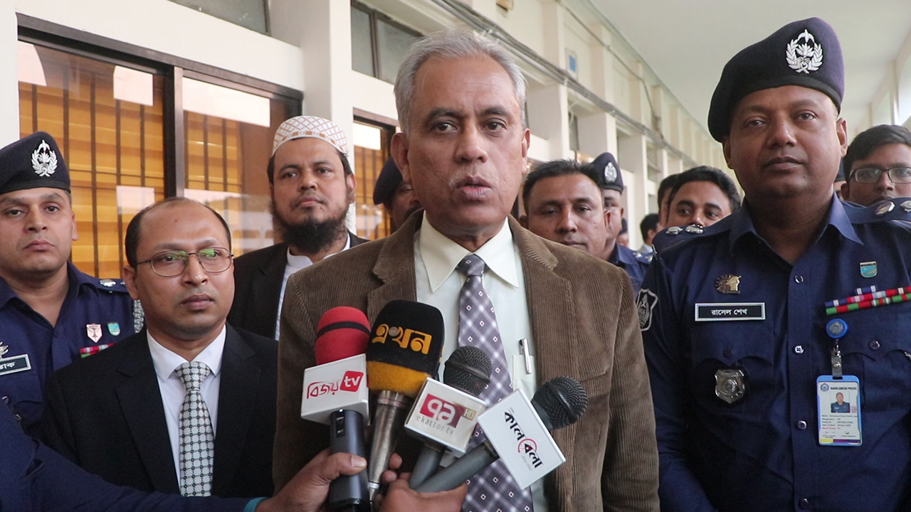কিশোরগঞ্জে সাংবাদিকদের সঙ্গে কথা বলছেন নির্বাচন কমিশনার মো. আলমগীর। ছবি : কালবেলা