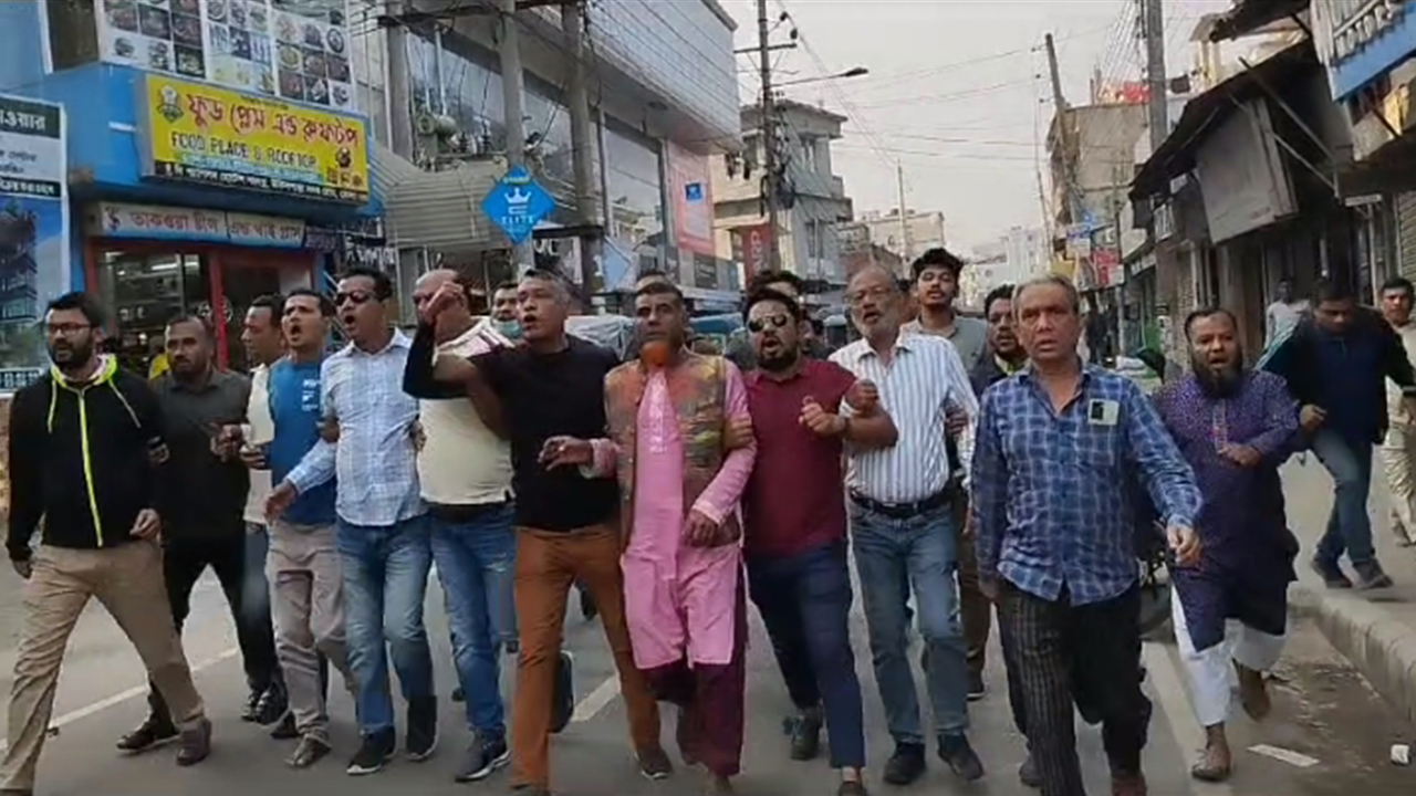ভোলায় হরতালের সমর্থনে জেলা বিএনপি ও সহযোগী সংগঠনের বিক্ষোভ মিছিল। ছবি : কালবেলা
