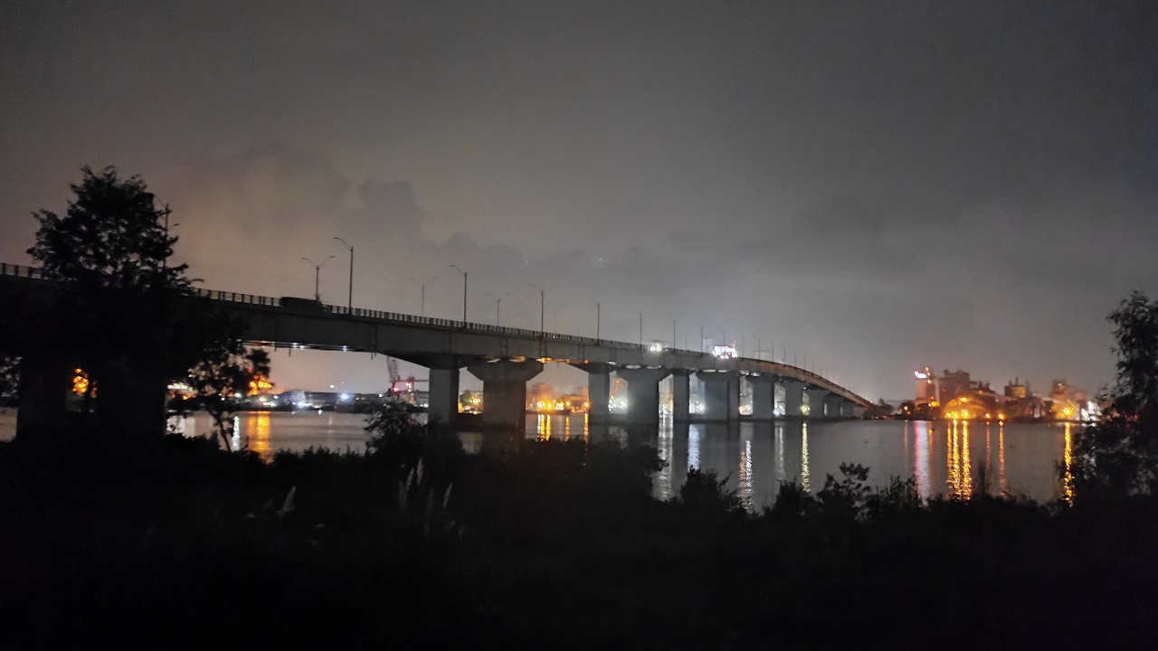 মেঘনা সেতুতে জ্বলছে না ল্যাম্পপোস্টের আলো। ছবি : কালবেলা