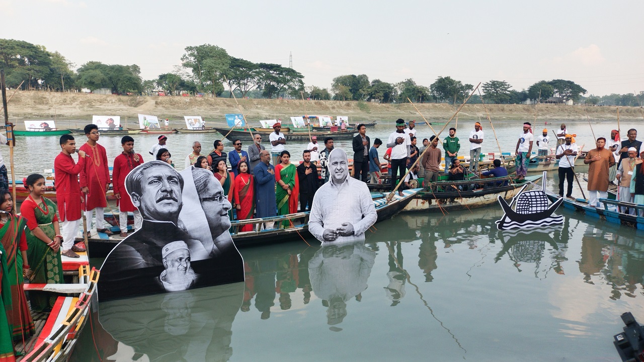 ব্রহ্মপুত্র নদে নৌকা ভাসিয়ে অভিনব প্রচার শুরু। ছবি : কালবেলা