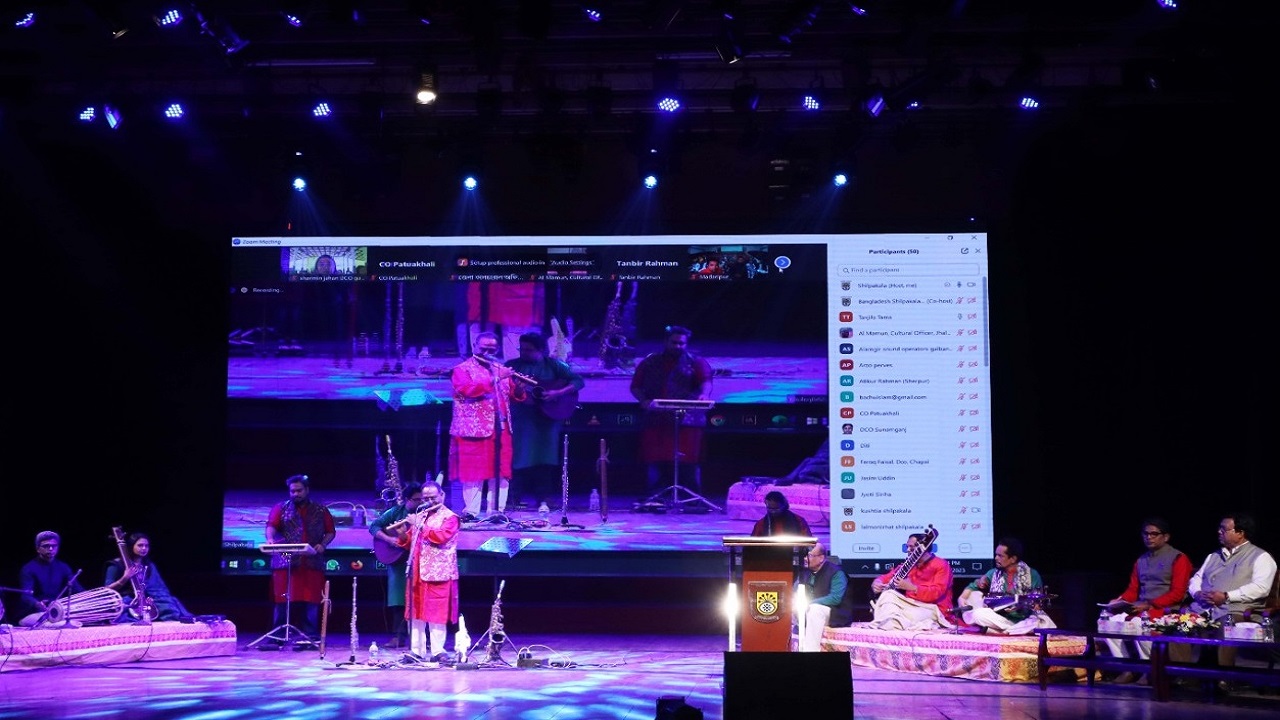 বাংলাদেশ শিল্পকলা একাডেমিতে যন্ত্রশিল্পীরা তাদের যন্ত্রে সুর তোলেন। ছবি : কালবেলা