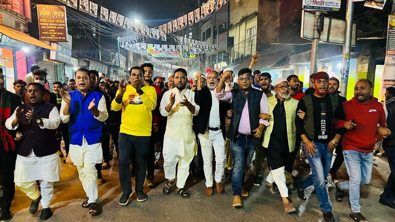 কেরানীগঞ্জ এলাকায় নৌকার প্রার্থী নসরুল হামিদের পক্ষে মিছিল বের করে নেতাকর্মীরা। ছবি : কালবেলা