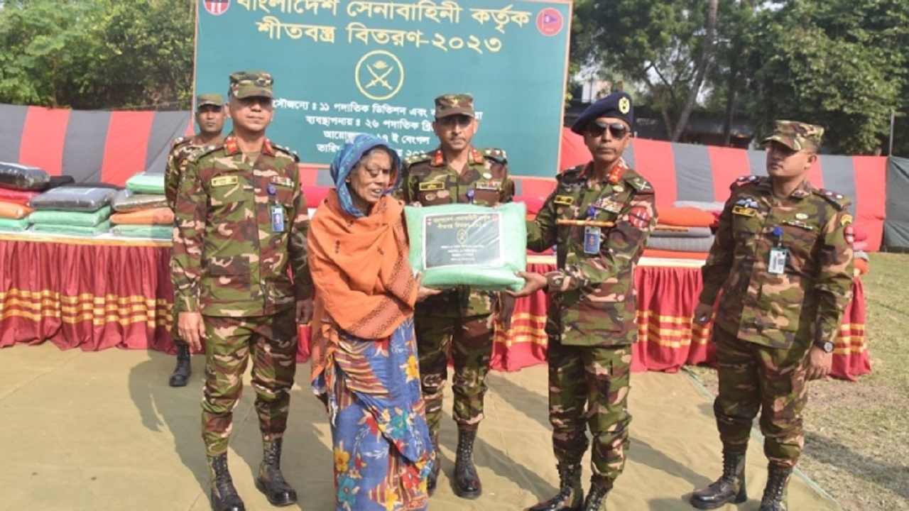 নাটোরের সিংড়া উপজেলায় শীতার্ত মানুষের মধ্যে কম্বল বিতরণ করে সেনাবাহিনী। ছবি : সংগৃহীত