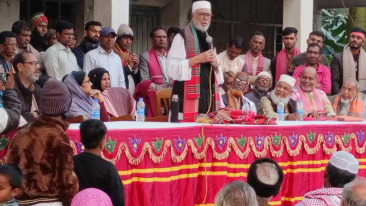 টাঙ্গাইলে নির্বাচনী পথসভায় বক্তব্য রাখছেন কাদের সিদ্দিকী। ছবি : কালবেলা
