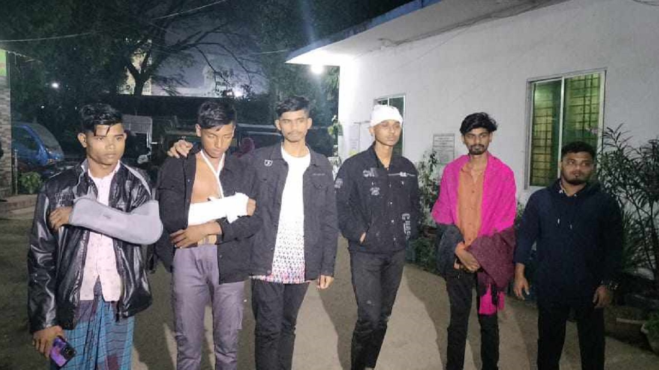 মিছিলে আহতদের হাসপাতাল থেকে চিকিৎসা দিয়ে বাড়িতে নেওয়া হচ্ছে। ছবি : কালবেলা