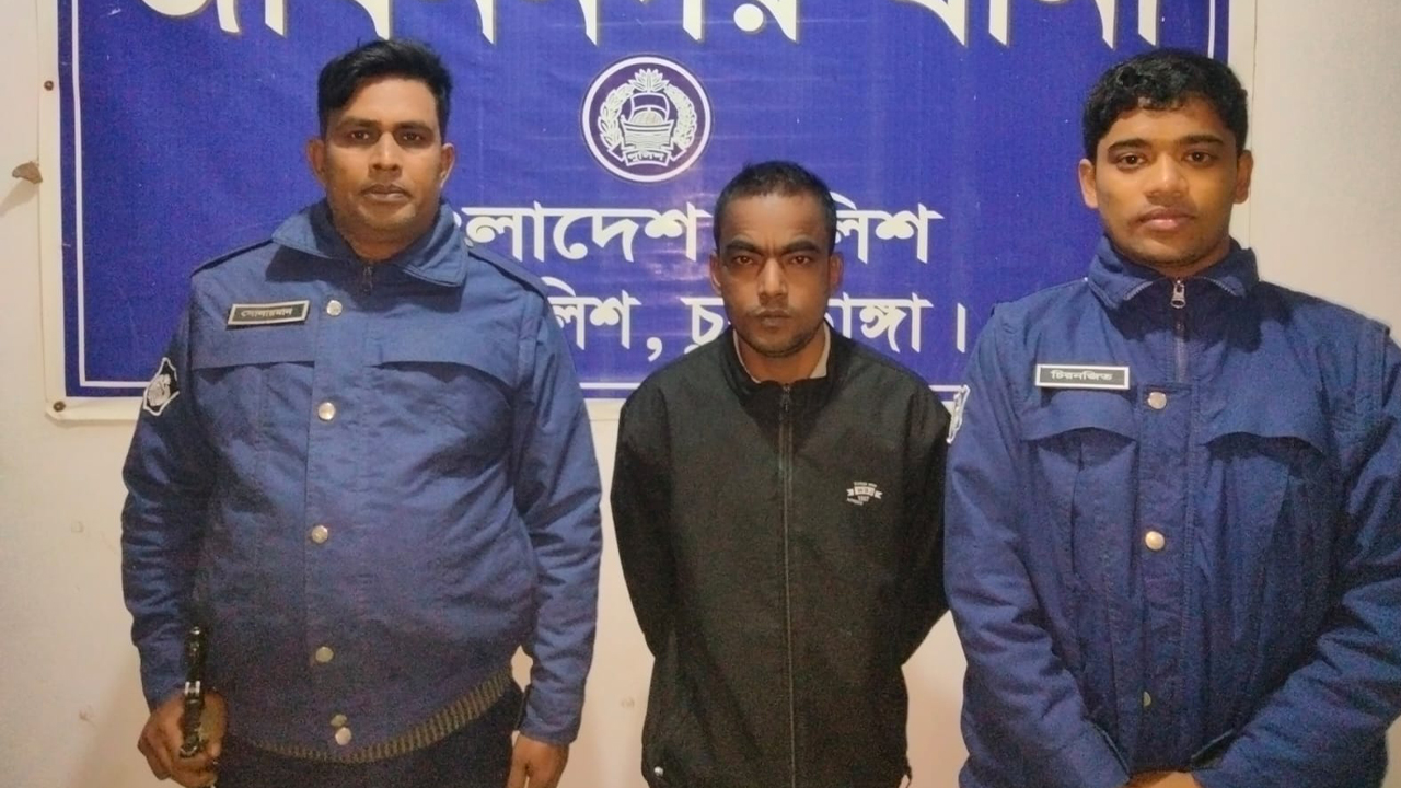 গ্রেপ্তার পলাতক আসামি মো. শাহিন। ছবি : কালবেলা